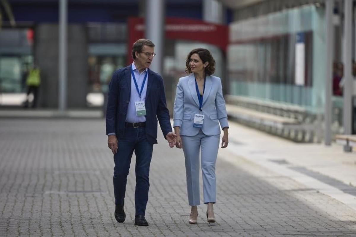 El presidente del PP, Alberto Núñez Feijóo, y la presidenta de la Comunidad de Madrid, Isabel Díaz Ayuso, a su llegada a la clausura del XVII Congreso del PP de Madrid, el pasado 21 de mayo de 2022, en Ifema.