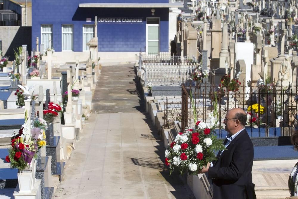 Día de Todos Los Santos en el cementerio de Los Remedios (Cartagena)