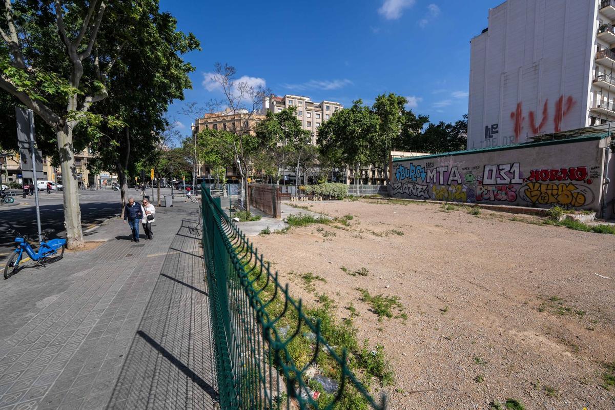 BARCELONA 14/05/2025 Barcelona. Solar al lado del Bingo Billares, en el futuro serán 64 pisos púbilcos y el nuevo Cap del Fort Pienc. FOTO de ZOWY VOETEN
