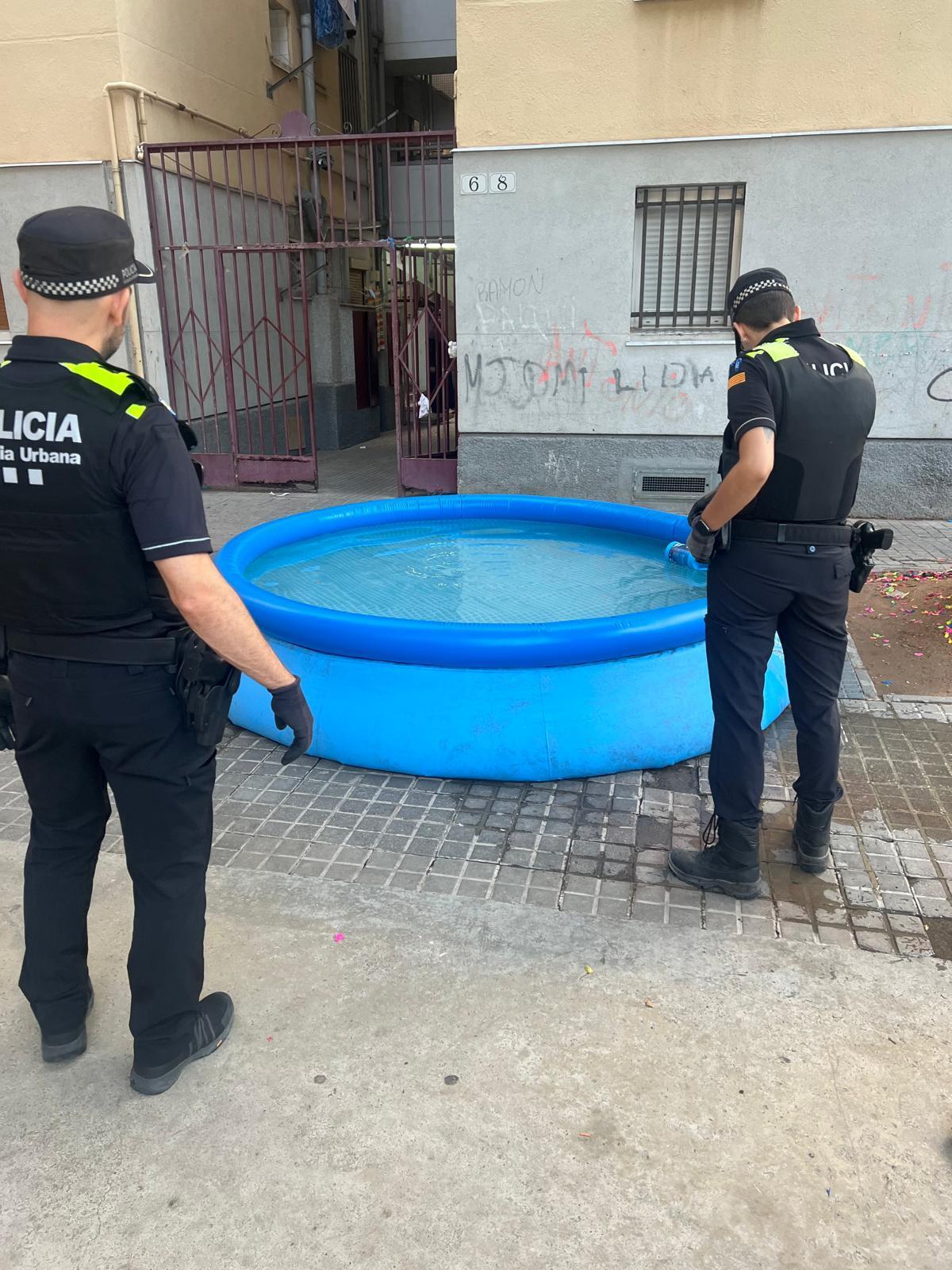 El operativo del Ayuntamiento de Badalona ha recogido, entre otros elementos, una piscina de plástico hinchable en las calles de Sant Roc