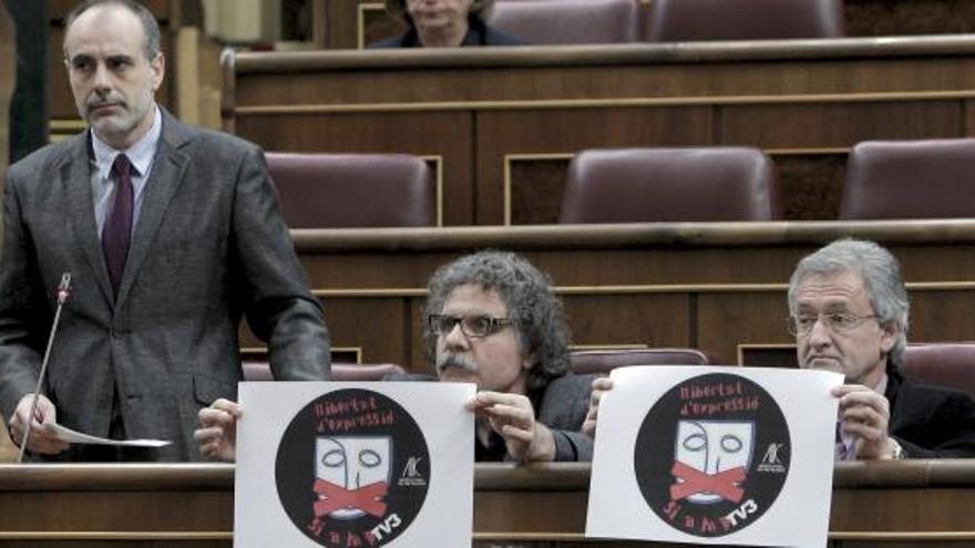 Ridao se dirige a Jáuregui mientras que sus compañeros de partido Joan Tardá y Francesc Canet muestran unos carteles en los que reclaman, en catalán: &quot;libertad de expresión y sí a la TV3&quot;.