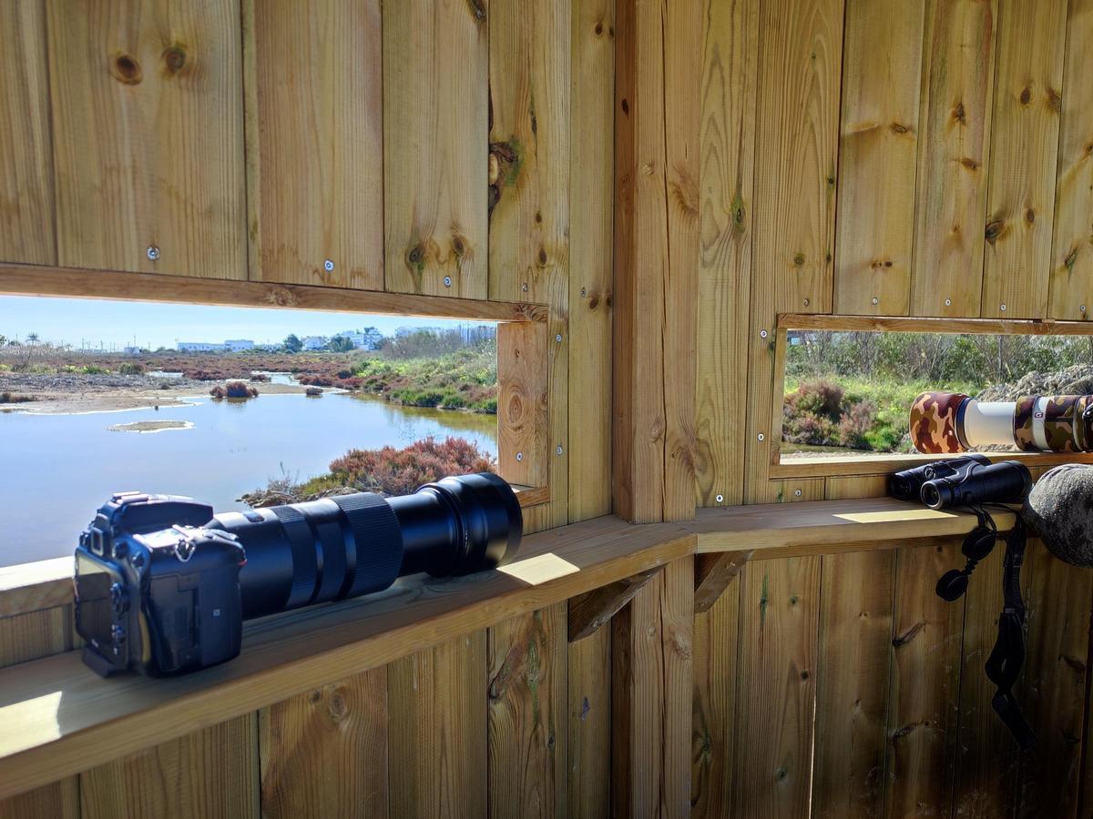 La cámara de Elena Vázquez con la que ha hecho las fotos desde el observatorio de aves en ses Feixes del Prat de ses Monges.