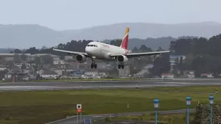 Los pasajeros del aeropuerto de Alvedro repuntan un 5%