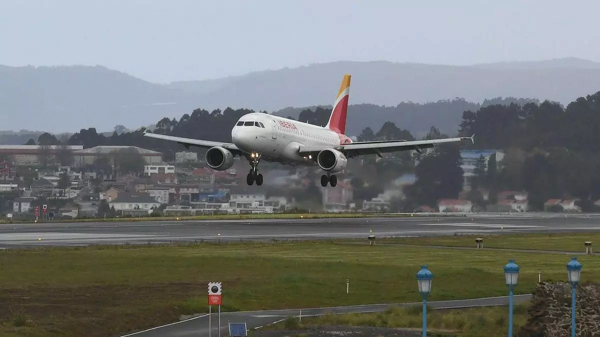 Los pasajeros del aeropuerto de Alvedro repuntan un 5%