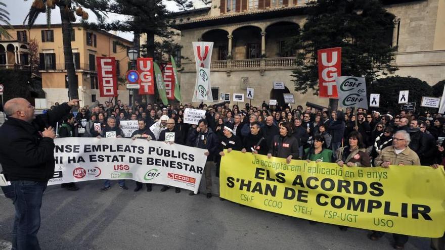 Manifestación de trabajadores públicos del Govern ante el Consolat de Mar.