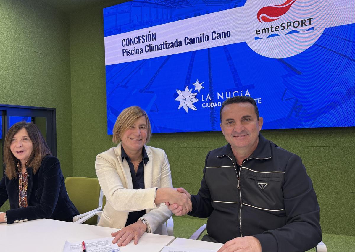 Matzalen Laskibar, CEO Emtesport y Bernabé Cano, alcalde de La Nucía, tras la firma del contrato de gestión de la Piscina Climatizada.