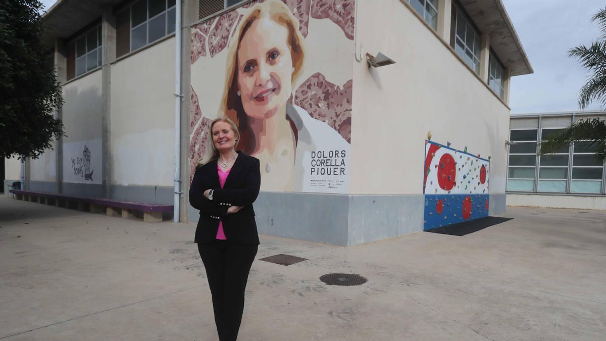 Dolores Corella, delante del mural que pintaron a modo de homenaje en las paredes del IES Joanot Martorell, en València.