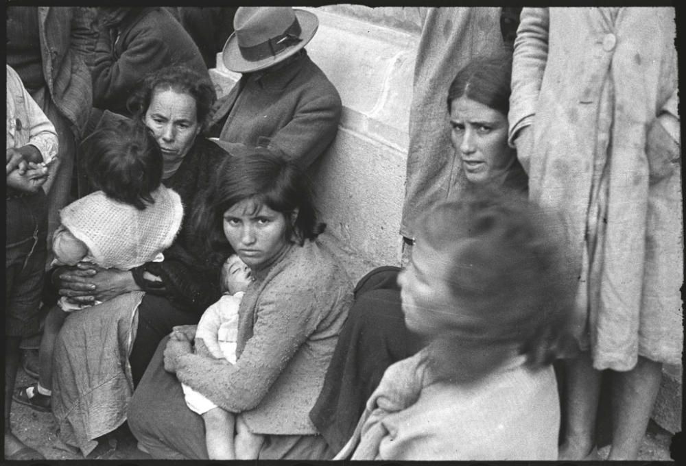 Imágenes de 'La Caja Roja', selección de fotos de la Guerra Civil de Antoni Campañà