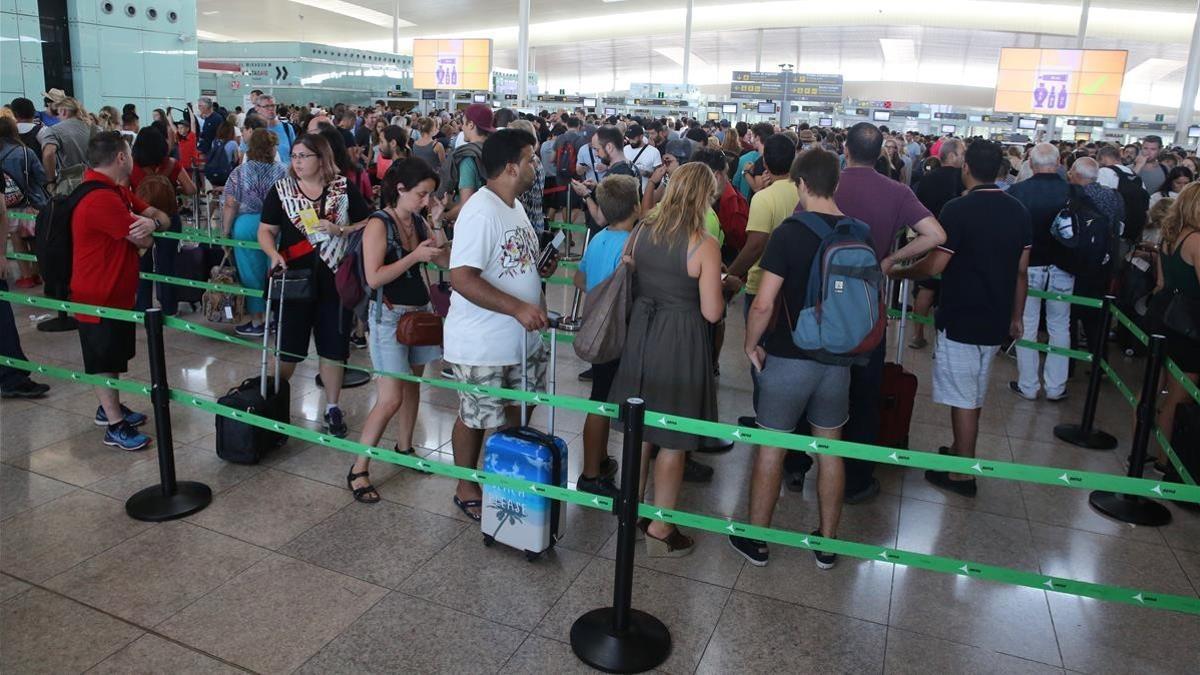 Colas en el aeropuerto de El Prat por la huelga de los trabajadores de Eulen