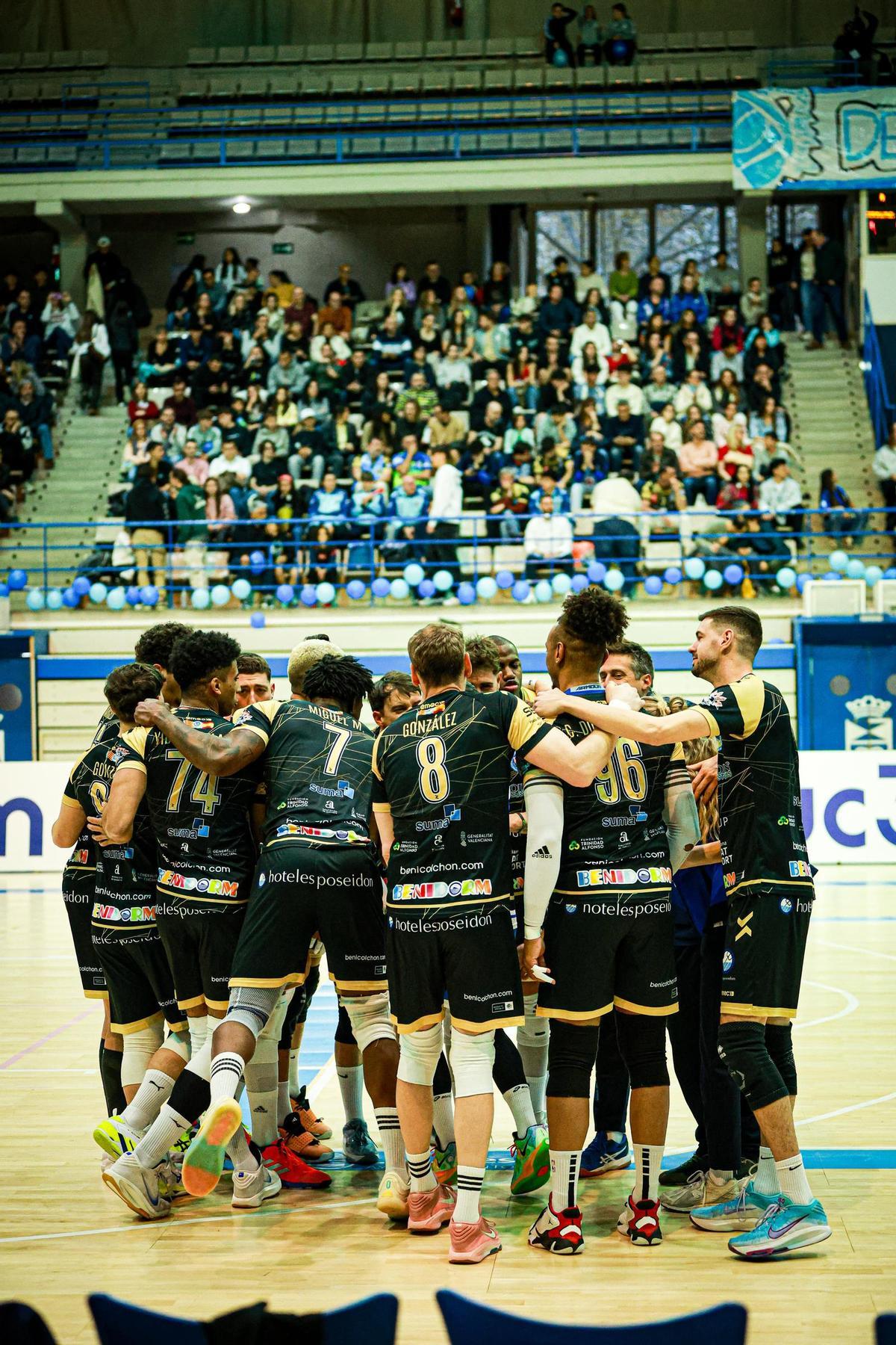 Los jugadores del Servigroup Benidorm celebran un punto