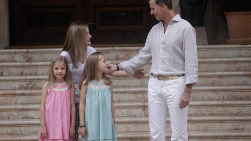 El Rey Felipe VI acaricia a la Princesa Leonor en presencia de la Reina Letizia y la Infanta Sofía.