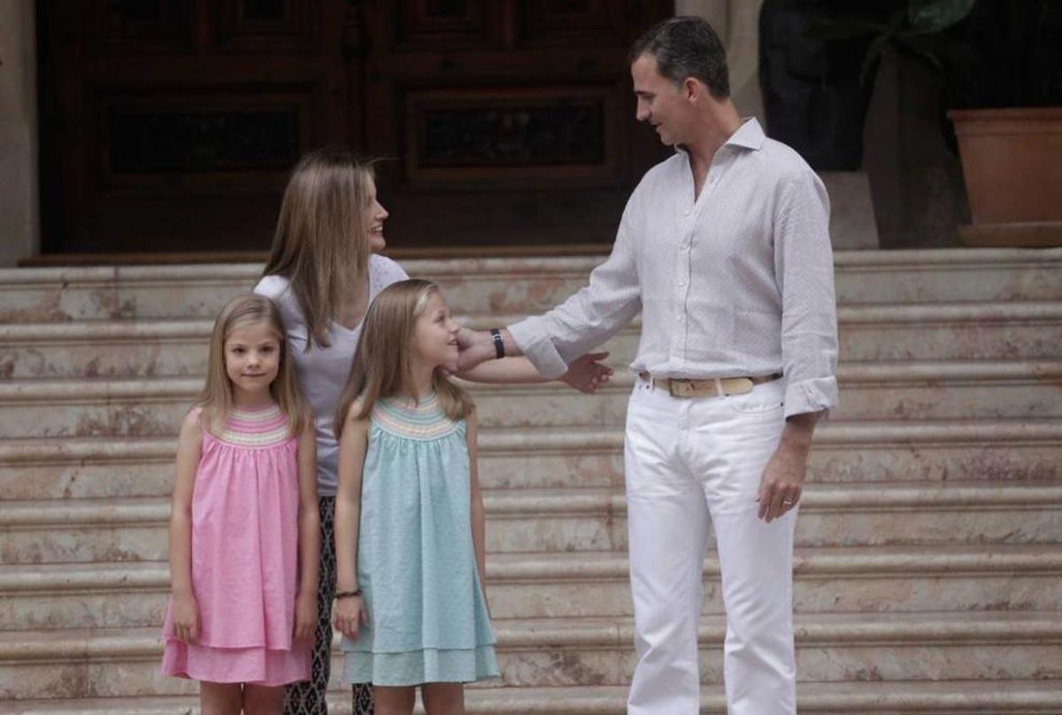 El Rey Felipe VI acaricia a la Princesa Leonor en presencia de la Reina Letizia y la Infanta Sofía.