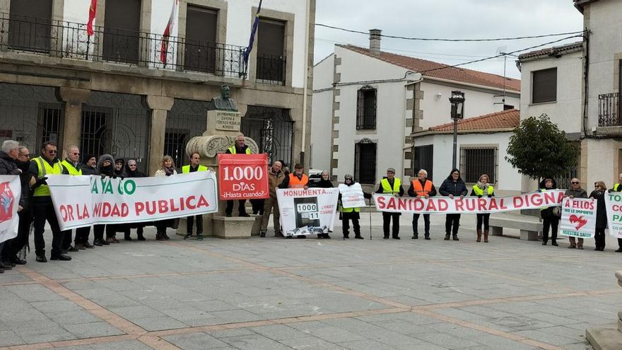 Vecinos de la comarca de Sayago enarbolando las pancartas en defensa de una sanidad publica “digna” en la Plaza Mayor de Bermillo de Sayago. | I. G.