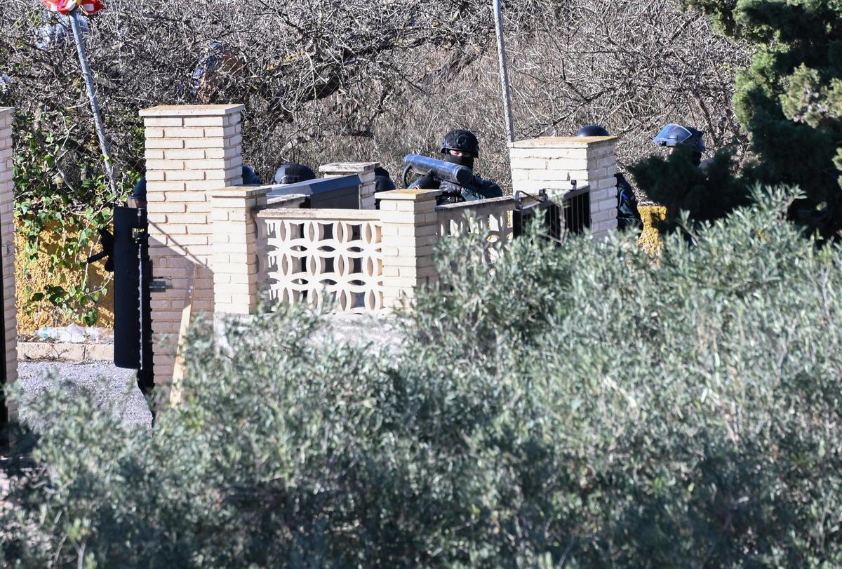Un doble crimen mantiene acordonada una urbanización de Elche con un implicado atrincherado