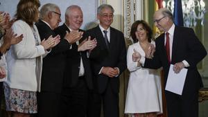 El ministro de Hacienda, Cristobal Montoro, junto a la vicepresidenta del Gobierno, Soraya Saenz de Santamaria, tras recibir el informe sobre financiación autonómica entregado por los expertos el 27 de julio. 