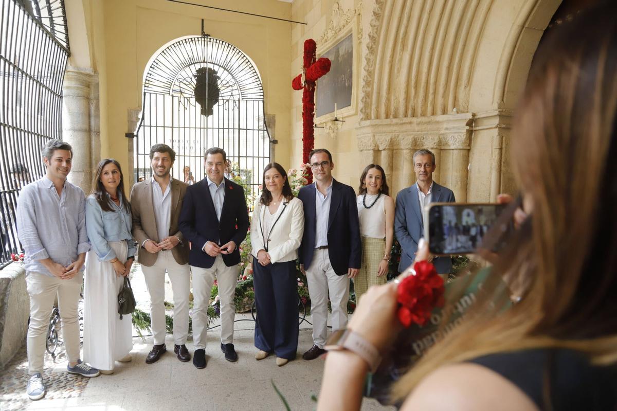 Juanma Moreno hace campaña en las Cruces de Mayo de Córdoba Juanma Moreno hace campaña en las Cruces de Mayo de Córdoba