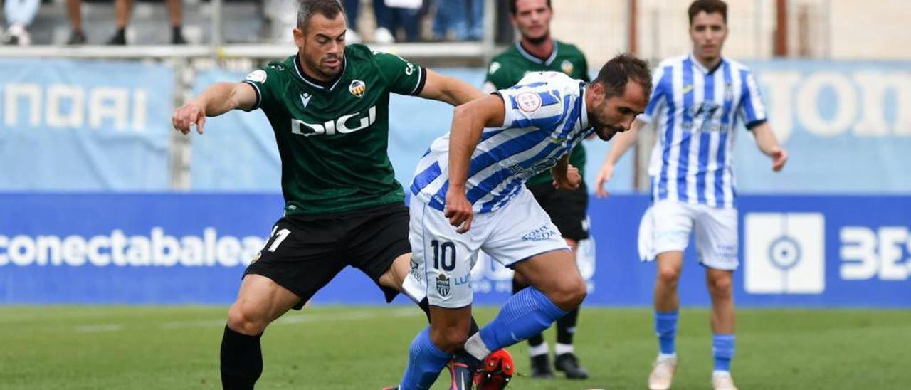César Díaz disputa el balón en el tramo final del partido.
