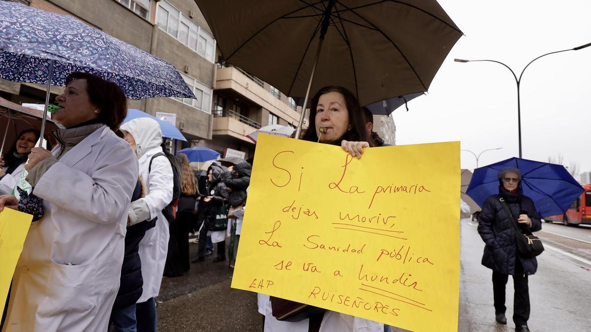 Una profesional sanitaria, durante la manifetación en Zaragoza de hace una semana.