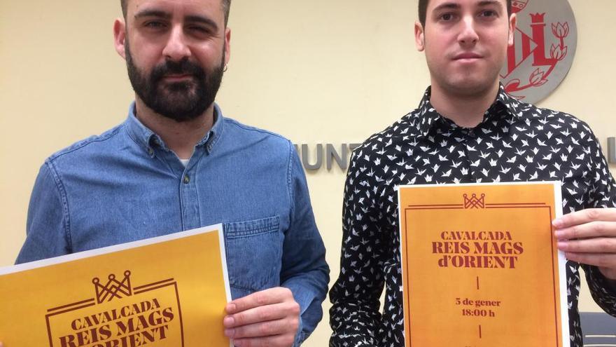 Pere Fuset y Sergi Heredia, con los carteles que anuncian la cablagata de Reyes