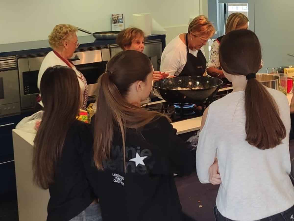 Participants en el taller de cuina de l'Escala.