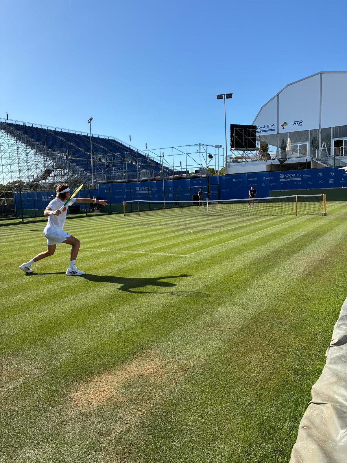 Tsitsipas, campeón en Mallorca en 2022, entrenando sobre la hierba del Mallorca Country Club