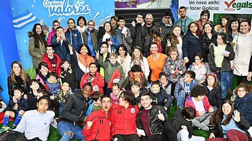 Gaby, Peke, Mujaid, Lucas Viña, Víctor y Anxo fueron ayer los anfitriones en Riazor de los alumnos del CEE Nuestra Señora del Rosario que visitaron el estadio.