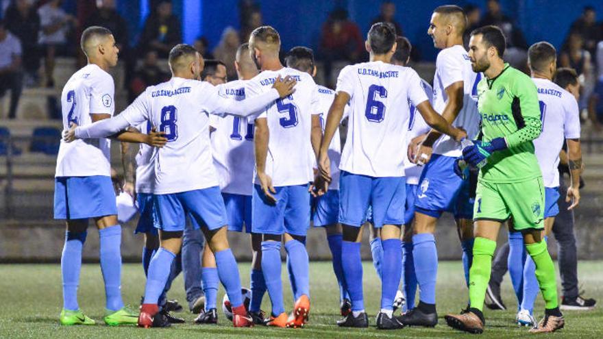 Los jugadores del Tamaraceite celebran una victoria esta temporada.