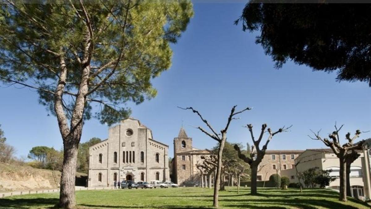 Vista del santuario del Collell y los bosques que lo rodean.