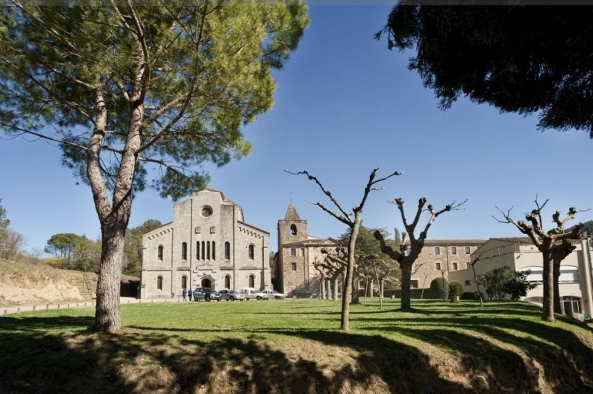 Vista del santuari del Collell i els boscos  que l’envolten.