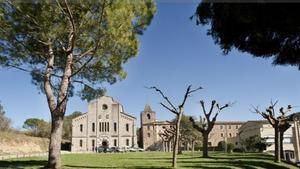 Vista del santuari del Collell i els boscos  que l’envolten.