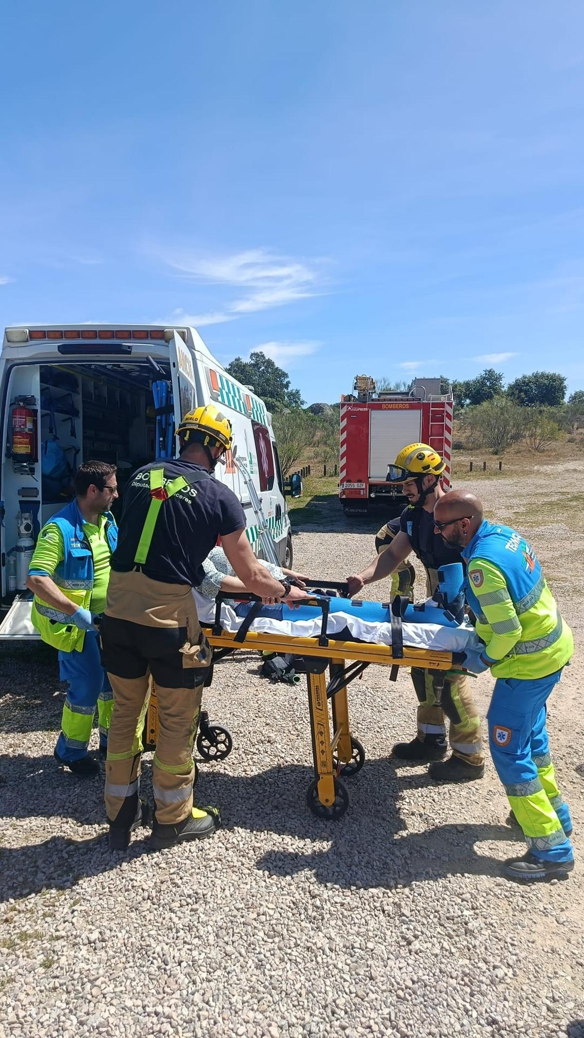 Bomberos del Sepei de la Diputación de Cáceres durante el rescate.