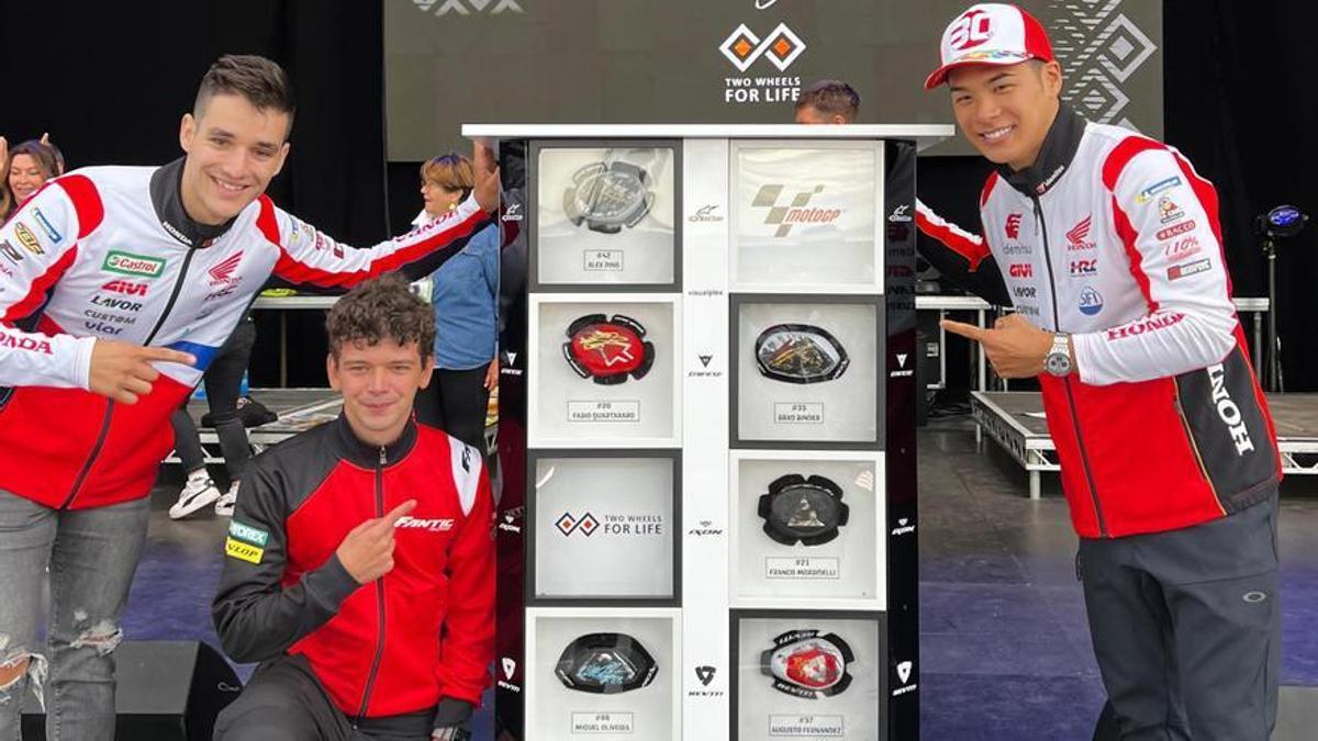 Iker Lecuona, Matteo Sichei y Takaaki Nakagami, con la galería de rodilleras de MotoGP.