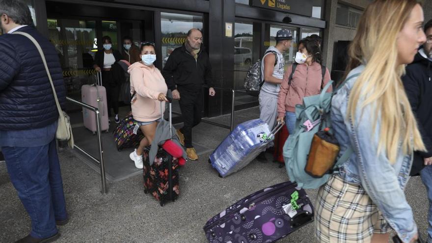 Viajeros de Madrid, llegando al aeropuerto de Asturias hace días