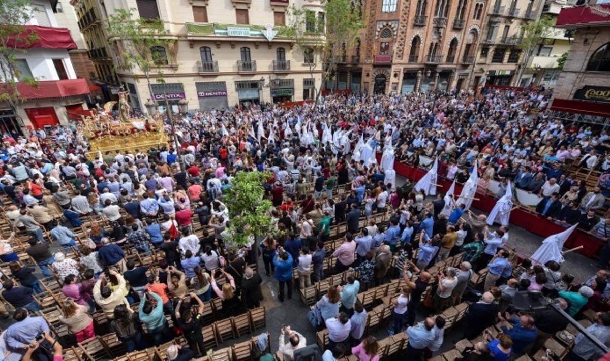 La plaza de la Campana al paso de la Resurrección.