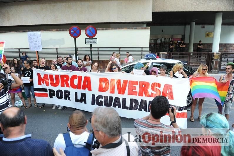 Concentración LGTBI en protesta por la manifestación neonazi del sábado