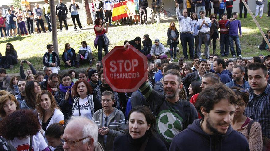 Activistas tratan de parar un desahucio en la capital en noviembre de 2012.