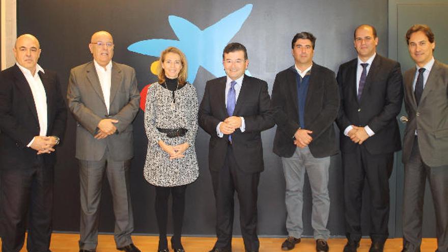 José María Mañaricúa, presidente de Feht; Antonio Vicente Hormiga, presidente de Asofuer; Susana Pérez, presidenta de Asolan; Juan Ramón Fuertes, director territorial de CaixaBank; Enrique Padrón, director de Innovación de Ashotel; Manuel Afonso, director de Banca de Empresas de CaixaBank; y Miguel Chinea, responsable de Desarrollo de Negocio de CaixaBank.