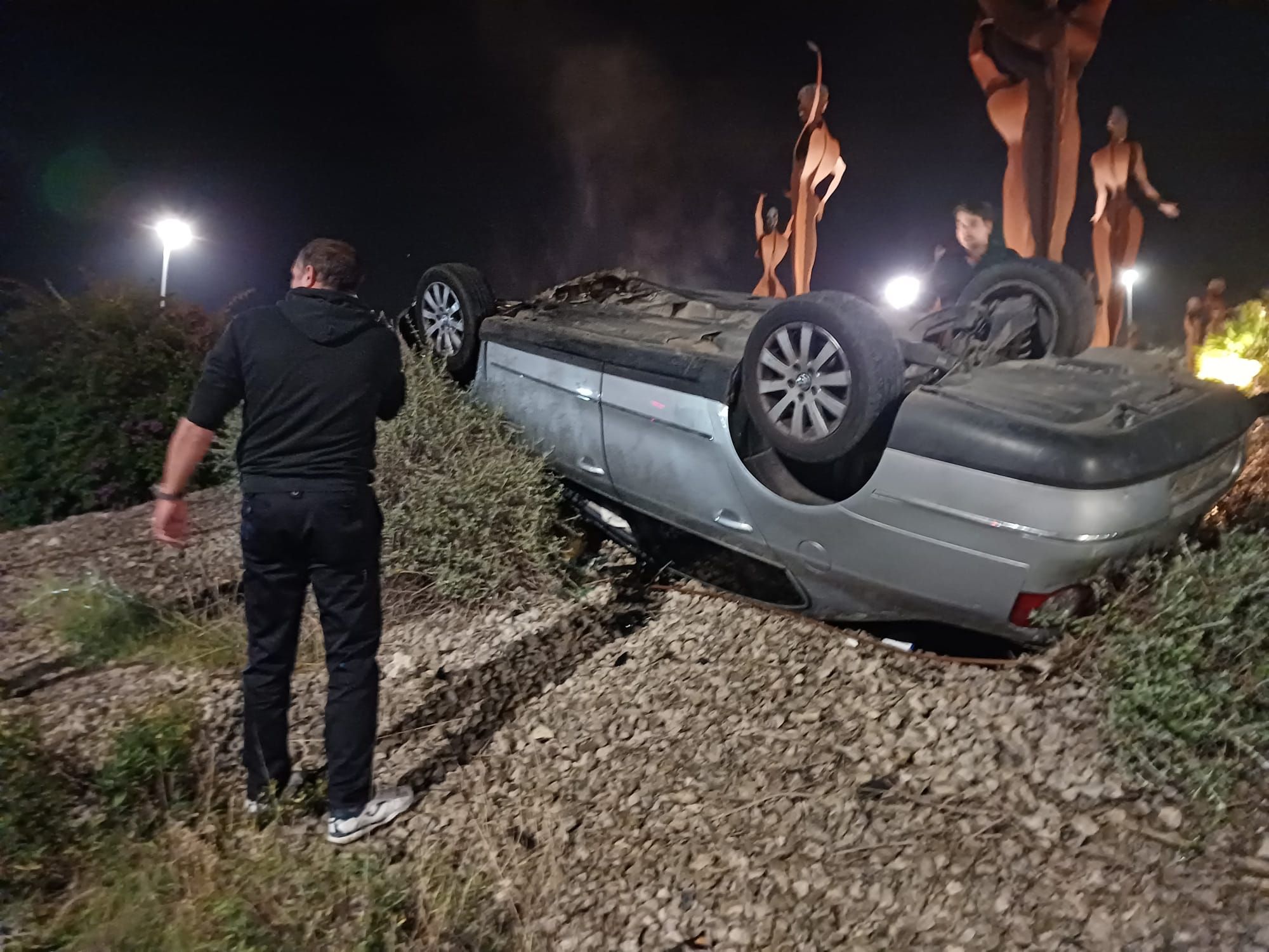 Un coche vuelca tras arrasar el conjunto escultórico de la rotonda de El Cruce en Vilafranca