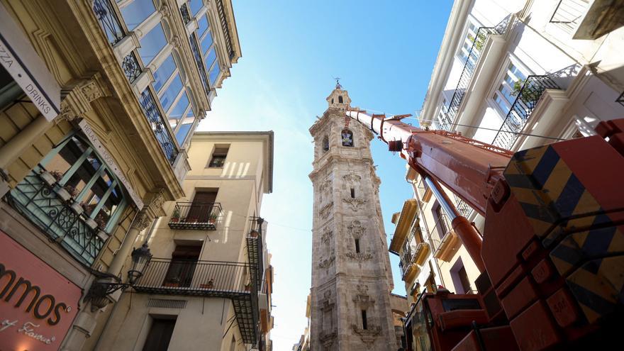 La iglesia de Santa Catalina sube a su torre su campana mayor y otras cinco piezas restauradas