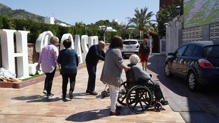 Ancianos regresan a la residencia de Benicàssim tras el incendio