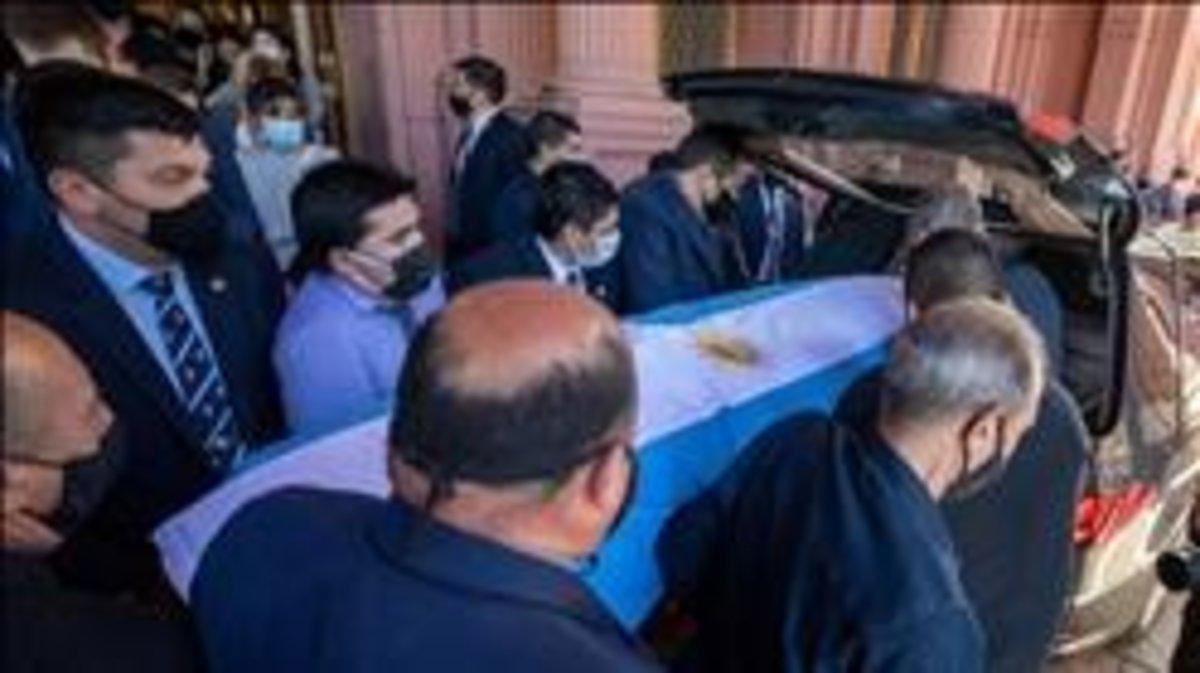 jmdiaz56000760 pallbearers carry the casket of soccer legend diego maradona201127090840