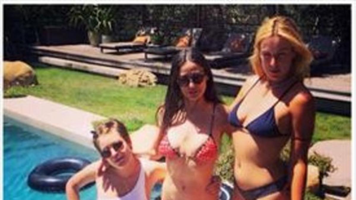 Demi Moore, con sus hijas Scout (izquierda) y Tallulah, en su piscina.