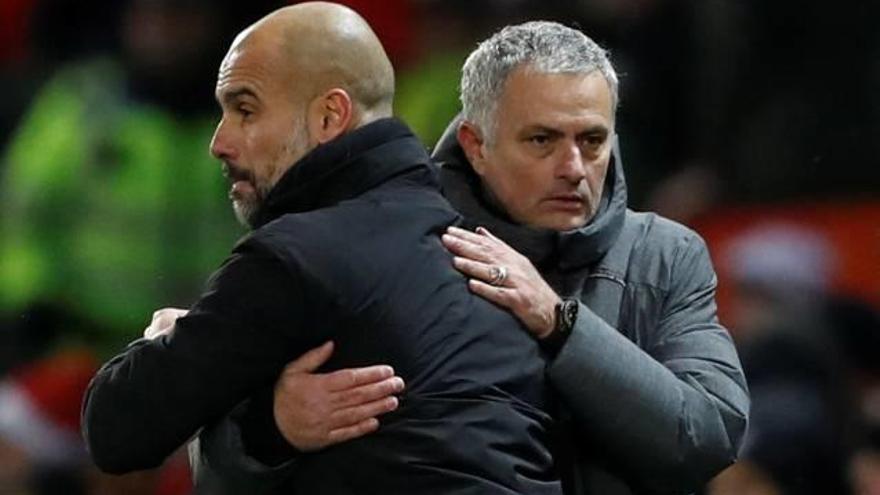 Josep Guardiola i José Mourinho es van fondre en una abraçada en finalitzar el derbi de Manchester