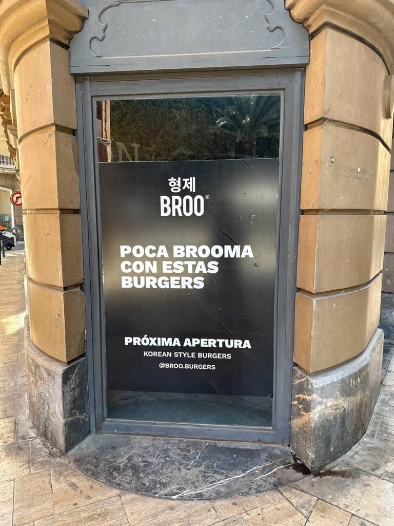 Cartel que anuncia la apertura de Broo Burgers, en Murcia.