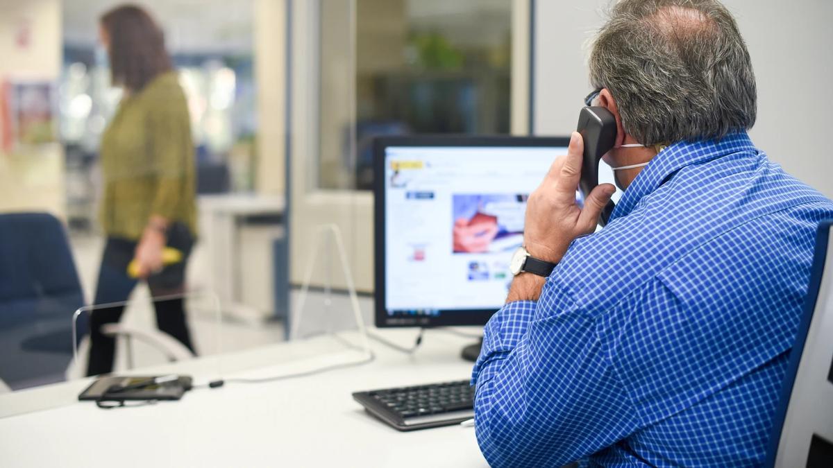 Un empleado público en su puesto de trabajo.