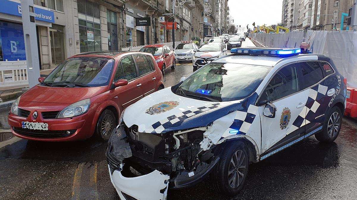 El coche de la Policía Local se quedó atravesado en la calzada, lo que generó importantes retenciones