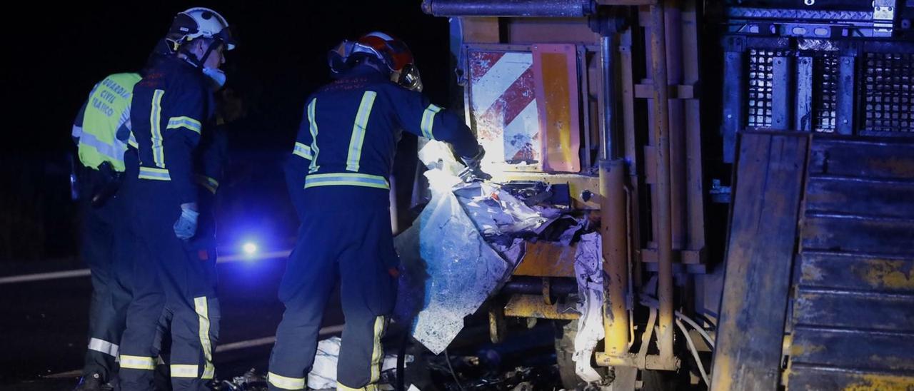 Bomberos prestan auxilio en un accidente de tráfico.