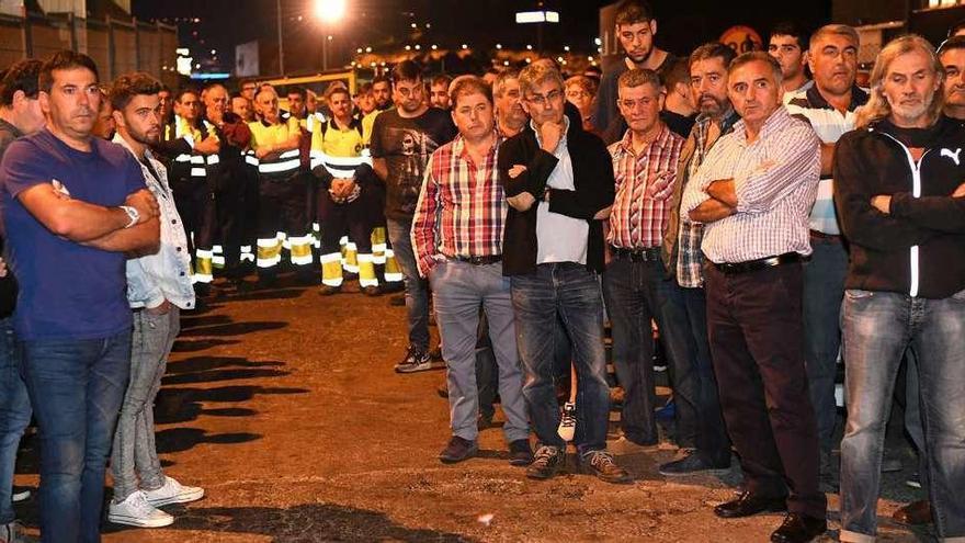 Trabajadores de la recogida de basuras y de la limpieza viaria, concentrados anoche para homenajear a su compañero fallecido.