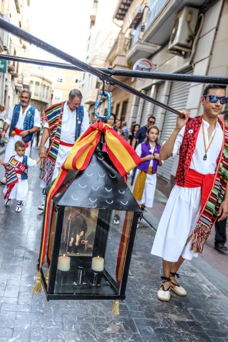Centenares de callosinos participaron ayer en la tradicional comitiva por las principales calles del municipio vestidos con sus trajes huertanos.
