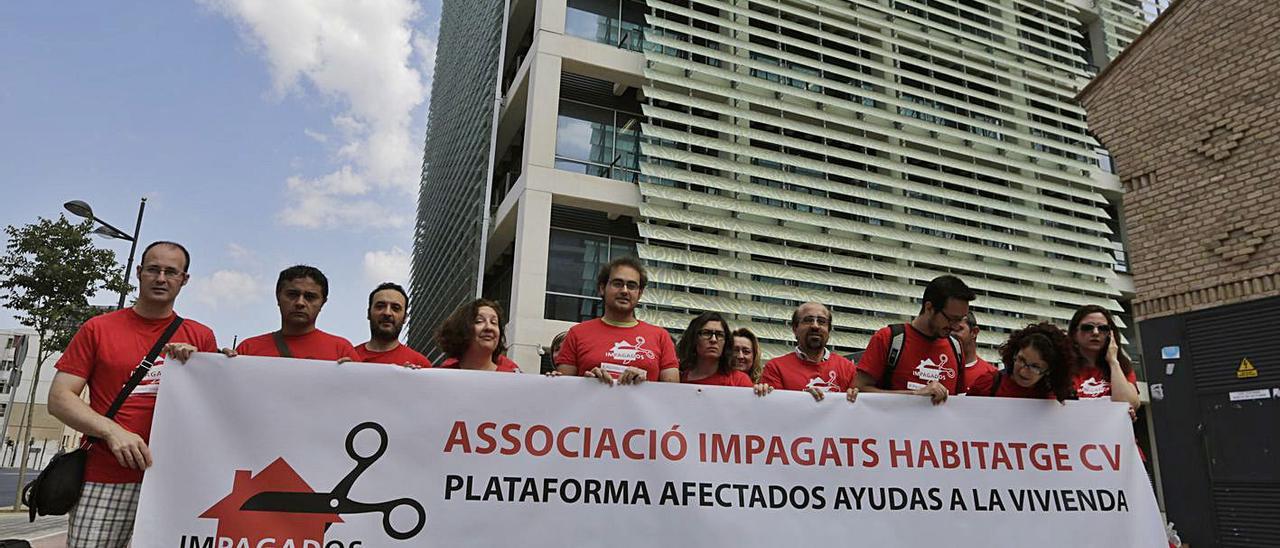 La plataforma de afectados por las ayudas a la vivienda, en una concentración en 2011.	 | FERNANDO BUSTAMANTE